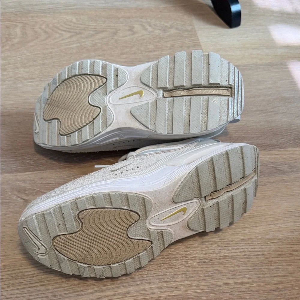 Nike Air Bliss Sneakers - Picture 9 of 10